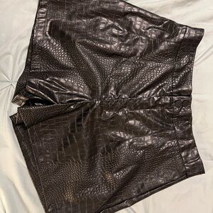 Black Crocodile-Patterned Women's Shorts